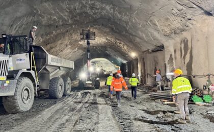 Video! 800 de muncitori cu 200 de utilaje lucrează intens la tunelurile de pe A1, între Margina și Holdea