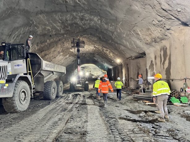 Video! 800 de muncitori cu 200 de utilaje lucrează intens la tunelurile de pe A1, între Margina și Holdea 1 Video! 800 de muncitori cu 200 de utilaje lucrează intens la tunelurile de pe A1, între Margina și Holdea