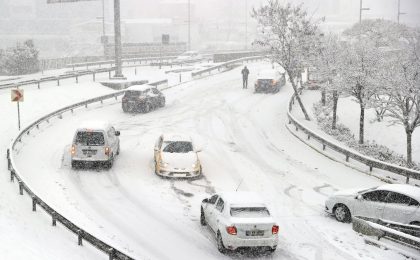 Furtună de zăpadă în Turcia. Șoferii au rămas blocați pe șoselele acoperite de zăpadă de jumătate de metru