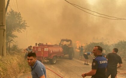 Mii de oameni fug de incendiile din Turcia, în timp ce Europa este lovită de un val de căldură