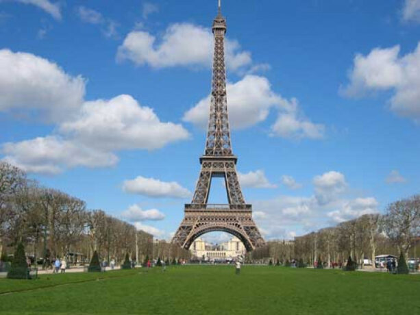 Doi turiști americani beți au fost găsiți dormind în Turnul Eiffel
