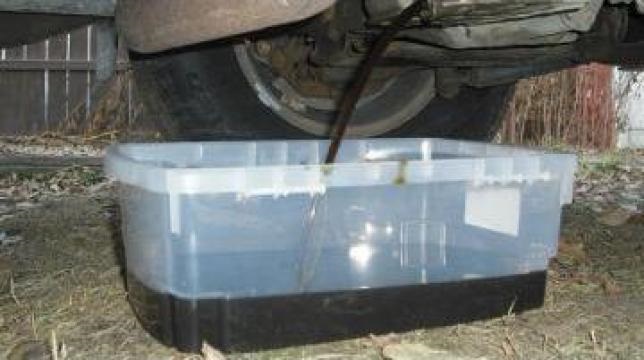 Patru tone de ulei uzat, găsite de poliţişti la o firmă de dezmembrări auto din Dumbrăviţa. Nu avea contract pentru eliminarea deşeurilor