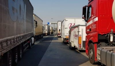 Coloanele de camioane se mențin înainte de frontiera cu Ungaria