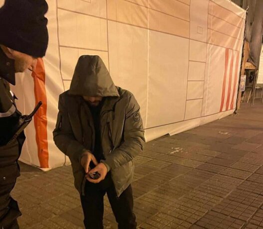 Un bărbat dat în urmărire generală a fost depistat de polițiștii locali timișoreni sub o schelă în Piața Victoriei