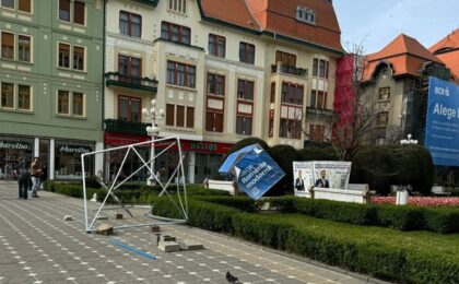 “Cuburile” electorale din Timișoara ale USR, pericol public pentru pietoni și mașini