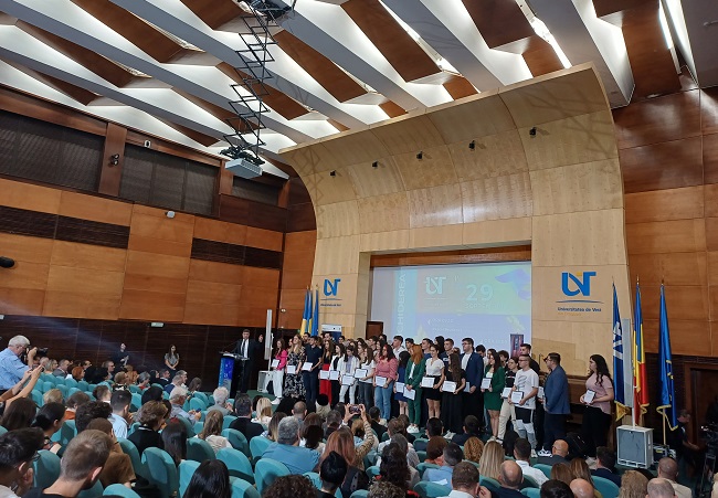 Directori de colegii naționale și ”boboci” cu performanțe școlare din mai multe județe din țară, premiați de UVT la deschiderea anului academic