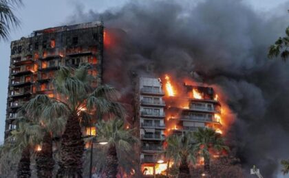 Mai mulți morți în urma unui incendiu care a cuprins un bloc cu 14 etaje din Valencia. Video