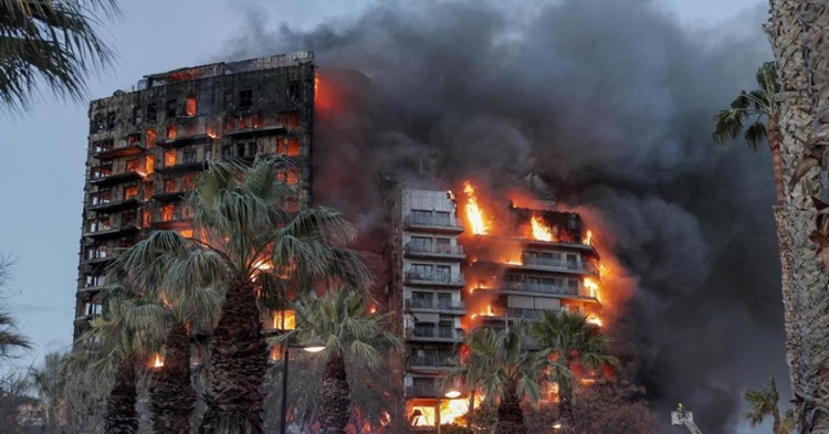 Mai mulți morți în urma unui incendiu care a cuprins un bloc cu 14 etaje din Valencia. Video