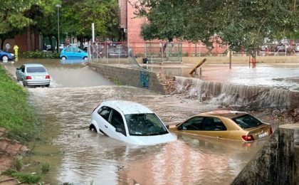 Inundații la Valencia: oamenii au rămas blocați în mașini, aeroportul s-a închis (video)