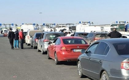 Sute de călători, mulți refugiați ucraineni, așteaptă câteva ore la frontieră să intre în Ungaria