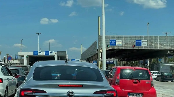 Atenționare MAE pentru românii care merg în Grecia prin Serbia și Macedonia. Sunt anunțate blocaje în punctele vamale