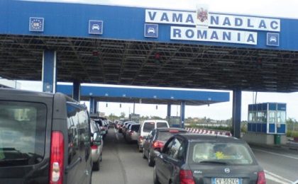 Călătorii aşteaptă două ore în coloane de maşini la granita cu Ungaria