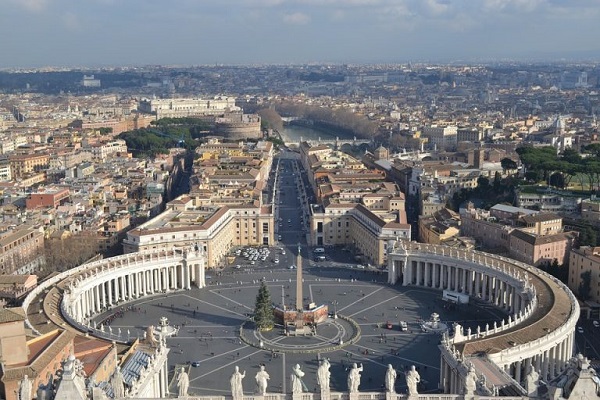 Slujba de înmormântare a papei emerit Benedict al XVI-lea va fi oficiată astăzi la Vatican