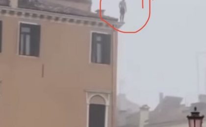Primarul din Veneţia îl caută pe „idiotul” care a sărit într-un canal de pe o clădire cu trei etaje (video)