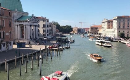 Doi turiști, un britanic și iubita lui româncă, amendați și dați afară din Veneția pentru că au înotat în Canal Grande