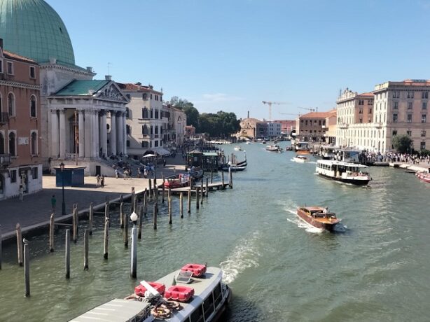 Doi turiști, un britanic și iubita lui româncă, amendați și dați afară din Veneția pentru că au înotat în Canal Grande