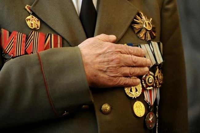 MApN oferă cadouri pentru eroii supraviețuitori ai celui de-Al Doilea Război Mondial