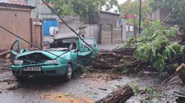 Natura s-a dezlănțuit din nou: oameni evacuați, străzi și case inundate, copaci doborâți de vânt și mașini avariate în 19 județe