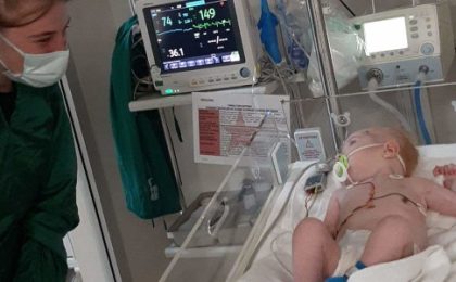Vlăduț, un bebeluș de numai trei luni născut cu malformații la inimă, are nevoie de ajutor: "Au decis să ni-l dea acasă, spunându-ne că ei nu pot face nimic pentru el…"