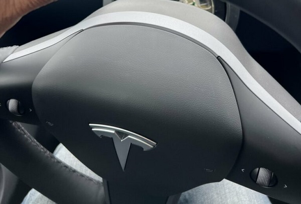 Statele Unite deschid o investigație asupra Tesla în urma unor reclamații de la șoferii care spun că le-a căzut volanul în mers