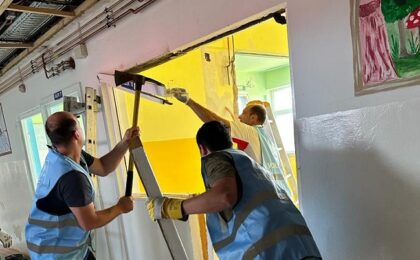 Voluntari ai Asociaţiei „Cuib de vise”, jandarmi şi pompieri renovează o secție de pediatrie