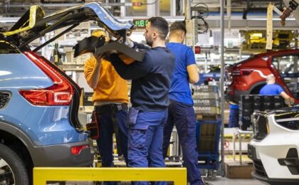 Volvo și Tesla opresc producția în Europa