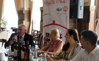 Cascadă de festivaluri, nu departe de Timișoara: mâncăruri gustoase, vinuri de calitate și multă voie-bună