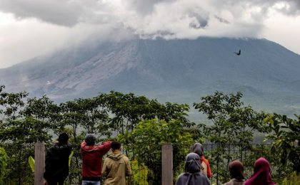 Vulcanul Semeru din Indonezia a erupt din nou. Rezidenţii au fost avertizaţi să stea departe de zona erupţiei