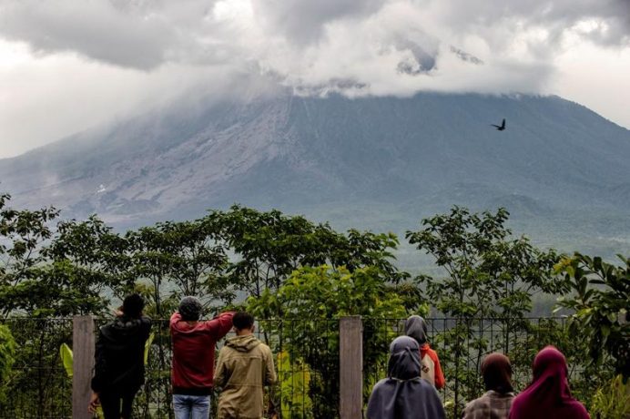 Vulcanul Semeru din Indonezia a erupt din nou. Rezidenţii au fost avertizaţi să stea departe de zona erupţiei