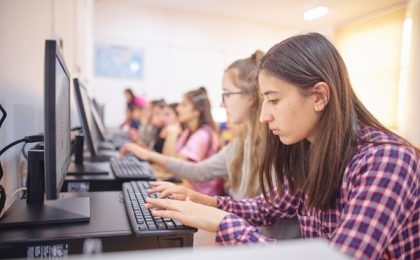 În medie, adolescenții români petrec zilnic mai mult de două ore pe TikTok