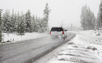 Se circulă în condiţii de iarnă pe drumurile montane din Caraş-Severin. La noapte intră în vigoare un cod portocaliu de viscol puternic