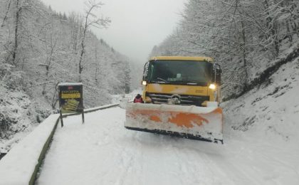 Drumuri închise sau cu restricționare de tonaj, din cauza zăpezii