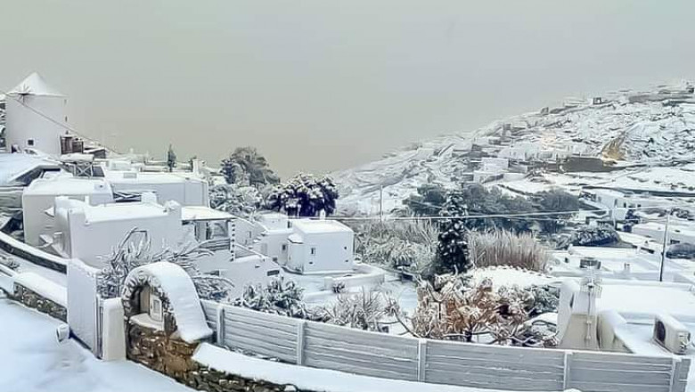 Una dintre cele mai îndrăgite insule din Grecia, acoperită de zăpadă după o ninsoare neobișnuit de puternică
