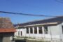 Firma care repară acoperișul căminului cultural din Bethausen cu muncitori la negru a primit o amendă de 100.000 de lei